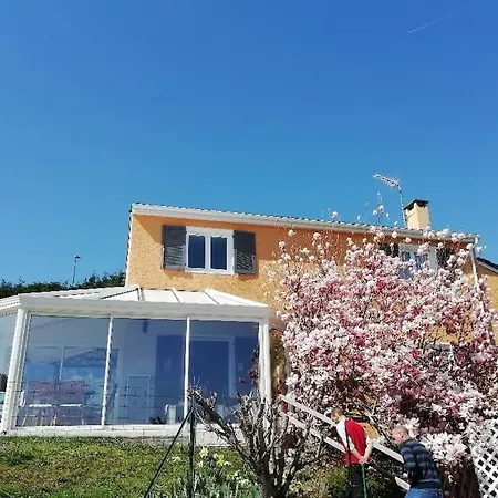Maison Calme Avec Piscine Et Vue Imprenable.